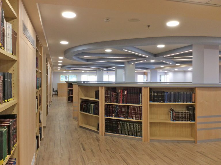 ריקי גרוזמן אדריכלות ועיצוב פנים ספריה במעלה אדומים