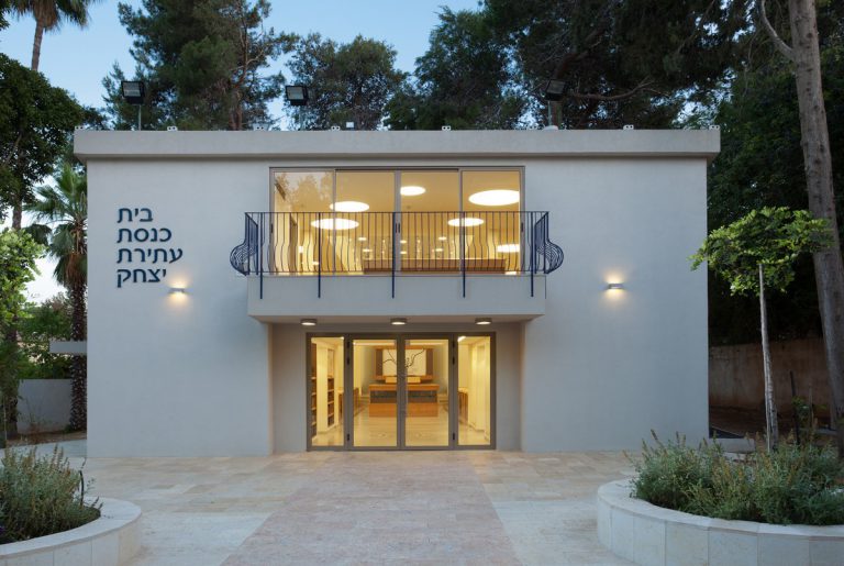 בית כנסת "עתירת יצחק" בשכונת צהלה. עיצוב פנים – ריקי גרוזמן. בית הכנסת השכונתי הותיק בשכונת צהלה בתל אביב, איבד ברבות השנים את קיסמו, ובשנת 2012 הוחלט על חידוש בית הכנסת. חבר הכנסת יצחק "בוז'י" הרצוג, תושב השכונה, שאביו- נשיא המדינה חיים הרצוג ז"ל היה ממייסדי בית הכנסת, פנה אל משרד "ריקי גרוזמן אדריכלות ועיצוב פנים" לתכנן מחדש את אדריכלות הפנים של בית הכנסת בצהלה. בבסיס הפרוגרמה הונחה החלטה לשמר את אפיו האורתודוקסי של בית הכנסת. יחד עם זאת, העיצוב החדש שהוא מודרני ונקי, הפך את בית הכנסת למזמין ונגיש עבור תושבי צהלה. עיצוב הפנים של בית הכנסת נותן יחס של כבוד למייסדים, ודגש מיוחד לערכי המדינה וצה"ל, שסמליהם מעטרים את ארון הקודש, הבימה ועמוד התפילה.
